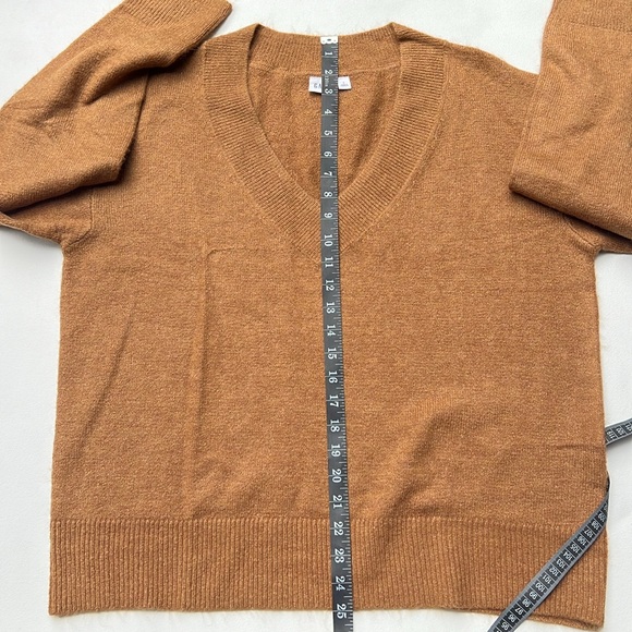 Gap women’s deep‎ v neck Tan shimmer Sweater large - Picture 4 of 7